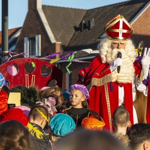 Sinterklaas in de muziektent van Hoef en Haag