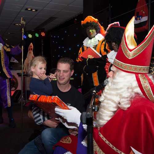 Sinterklaas geeft kado