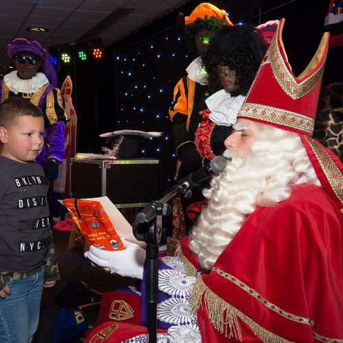 Sinterklaas geeft kado