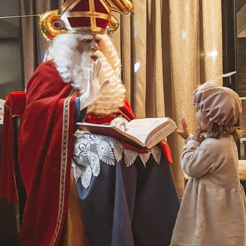Sinterklaas leest voor