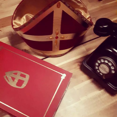 Sinterklaasboek en oude telefoon
